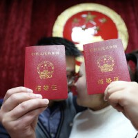全国多地情侣情人节扎堆领证 见证甜蜜爱情
