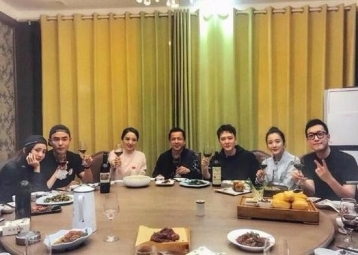 杨幂冯绍峰久违同框聚餐 与阮经天等人开心举杯