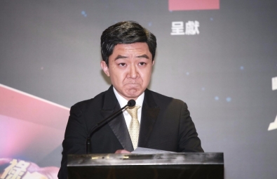 完全认不出！王祖蓝化老年妆 瞬间苍老